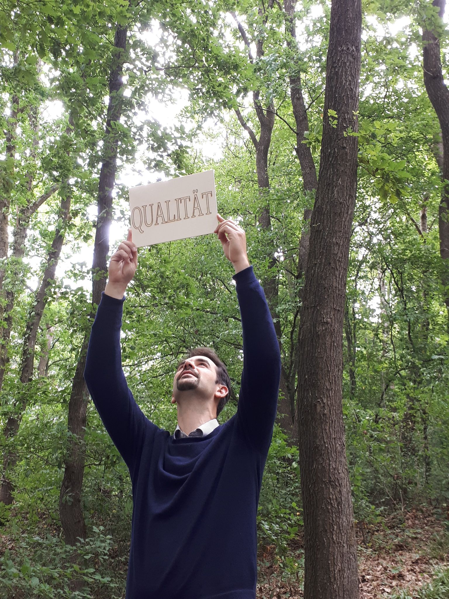 Thomas_Polyzoides_mit_Schild_Qualität Thomas_Polyzoides_mit_Schild_Qualität